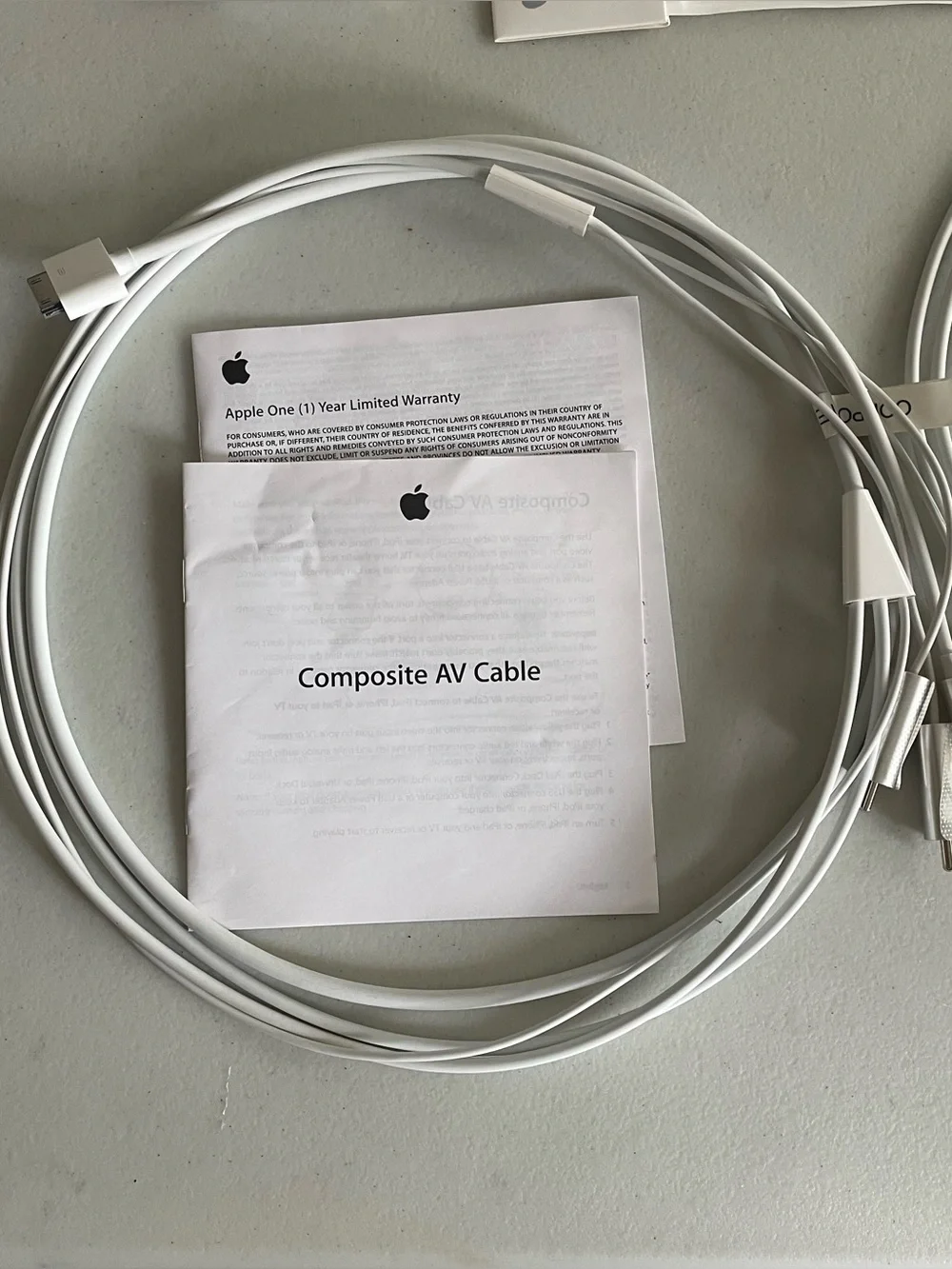 🍏 Vintage Apple 30-pin Media & Camera Adapter Bundle (5-Piece Lot)